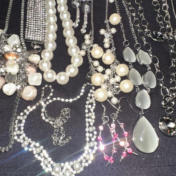 Bundle jewelry lot 55+ pieces modern silver tone faux pearls rhinestones - Picture 10 of 16
